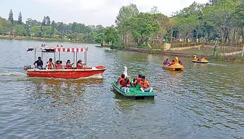 விடுமுறை நாளையொட்டி ஏற்காடு, மேட்டூரில் குவிந்த சுற்றுலா பயணிகள்