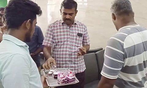 பல்லடம் பேக்கரியில் உணவு பாதுகாப்பு அதிகாரிகள் ஆய்வு செய்த காட்சி. 