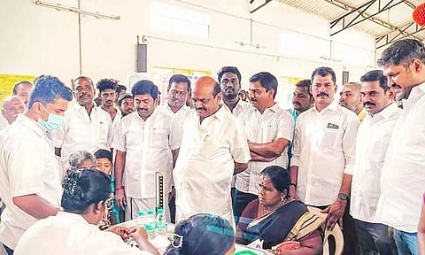 மருத்துவ முகாமை செல்வராஜ் எம்.எல்.ஏ., தொடங்கி வைத்த காட்சி. 