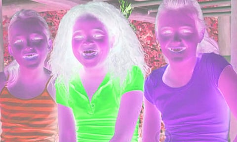 சரக்கு போட்டுக்கொண்டு சரக்கு வாகனங்களை நிறுத்தி 3 இளம்பெண்கள் அலப்பறை- சமாளிக்க முடியாமல் போலீசார் திணறல்