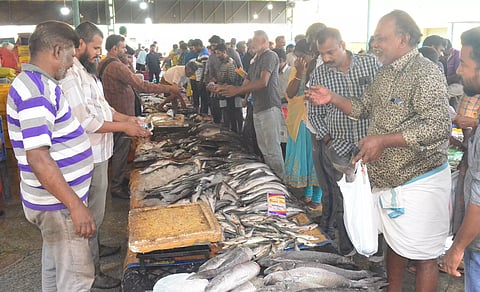 உக்கடம் மீன் மார்க்கெட்டில் மீன்கள் விலை உயர்வு