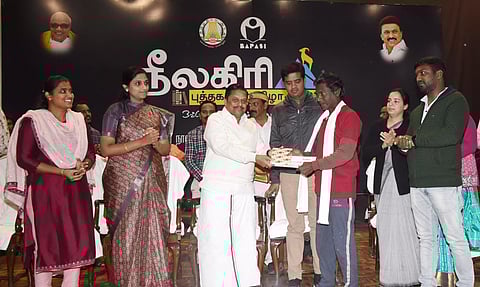 புத்தகம் படிக்கும் பழக்கத்தால் வாழ்வில் உயர்ந்த நிலையை அடையலாம்-அமைச்சர் ராமச்சந்திரன் பேச்சு