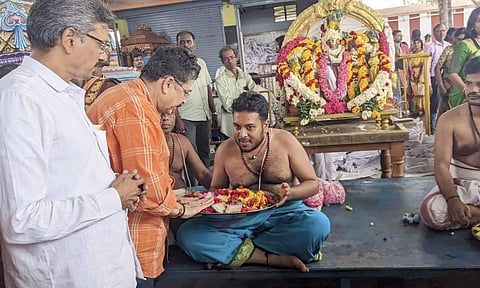 சிறுவாபுரி முருகன் திருக்கோவில் லட்சார்ச்சனையில் நடிகர் எஸ்.வி.சேகர் குடும்பத்துடன் பங்கேற்பு