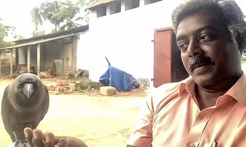அரிசி ஆலை உரிமையாளரின் மடியில் அமர்ந்து உணவு வாங்கி சாப்பிடும் காகம்- வீடியோ வைரல்