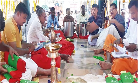 தூக்கக்காரர்களின் குலுக்கல் நடைபெற்ற போது எடுத்த படம்.