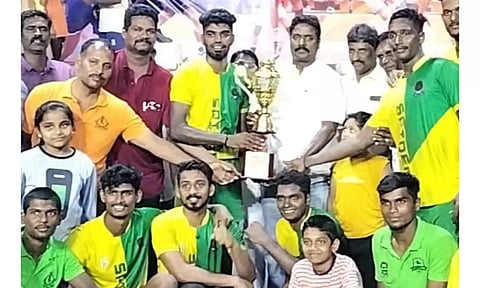 கல்யாணசுந்தரம் எம்.எல்.ஏ. வெற்றி பெற்ற அணிகளுக்கு பரிசு கோப்பை வழங்கிய காட்சி.