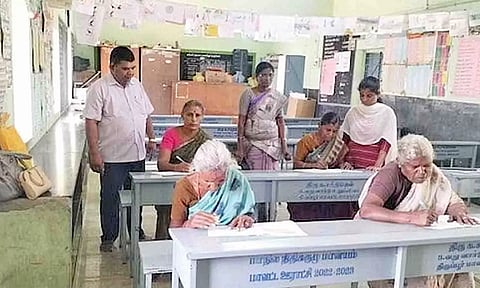 உற்சாகத்துடன் தேர்வு எழுதிய முதியவர்கள்.