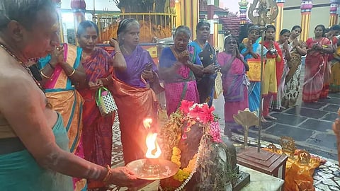 பிரதோஷ விழா சிறப்பு பூஜை நடந்தபோது எடுத்த படம்.