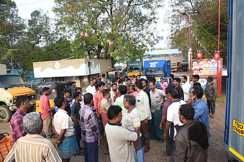 திருச்சி கொட்டப்பட்டு பகுதியில் உள்ள ஆவின் பால் பண்ணை முன்பு திரண்ட முகவர்களை படத்தில் காணலாம்.