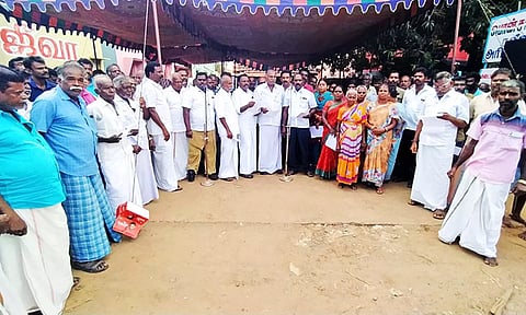 போராட்டத்தில் ஈடுபட்டவர்களை படத்தில் காணலாம்.