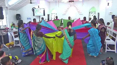 விளையாட்டு நிகழ்ச்சியில் பங்கேற்ற பெண்கள்.