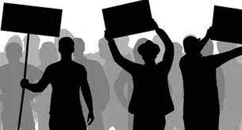 காரைக்கால் அருகே லாரிகளை சிறை பிடித்து பொதுமக்கள் போராட்டம்