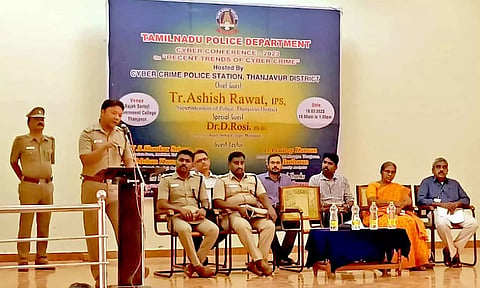 தஞ்சையில் நடந்த கருத்தரங்கில் போலீஸ் சூப்பிரண்டு ஆஷிஷ்ராவத் பேசினார்.