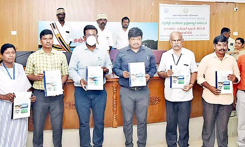 சுற்றுச்சூழல் திட்ட செயலாக்க புத்தகத்தை கலெக்டர் தினேஷ்பொன்ராஜ் ஆலிவர் வெளியிட்டார்.