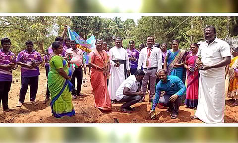 முகாமில் மரக்கன்றுகள் நடப்பட்ட காட்சி.