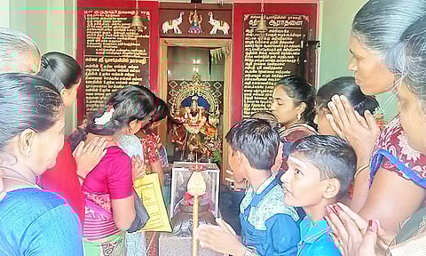 பூஜையில் கலந்து கொண்ட பக்தர்கள் சாமி தரிசனம் செய்தனர்.