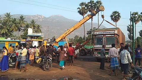 சாலையோர பள்ளத்தில் இறங்கிய கண்டெய்னர் லாரியை கிரேன் மூலம் அப்புறப்படுத்தும் பணி நடைபெற்ற போது எடுத்த படம். 