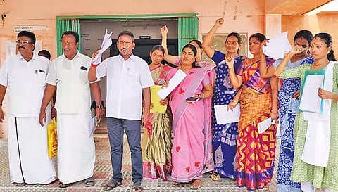 கவுன்சிலர்கள் ஆர்ப்பாட்டத்தில் ஈடுபட்ட காட்சி. 