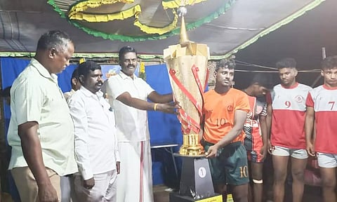 போட்டியில் வெற்றி பெற்றவர்களுக்கு கோப்பை வழங்கிய காட்சி