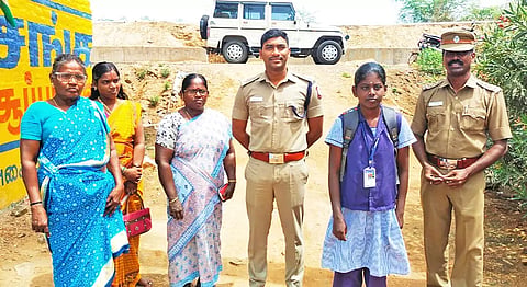 பள்ளியில் இடைநின்ற மாணவி.