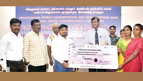 நிகழ்ச்சியில் மகளிர் குழுக்களுக்கு கடனுதவிக்கான காசோலையை கலெக்டர் ஜெயசீலன் வழங்கினார்.