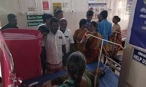 காயம் அடைந்த சரோஜா ஆஸ்பத்திரியில் சிகிச்சை பெறும் காட்சி.