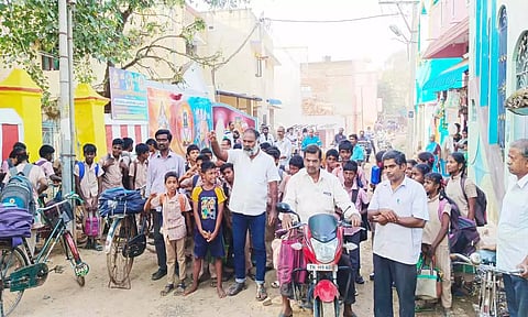 சாலை பணியை விரைந்து முடிக்க கோரி பொதுமக்கள் மறியல்