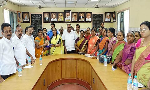 குடியாத்தம் ஊராட்சி ஒன்றியக்குழு கூட்டத்தில் தமிழக அரசு குடும்பத் தலைவிகளுக்கு மாதம் ஆயிரம் ரூபாய் வழங்கும் திட்டத்தை அறிவித்ததை தொடர்ந்து இனிப்பு வழங்கினார்கள்