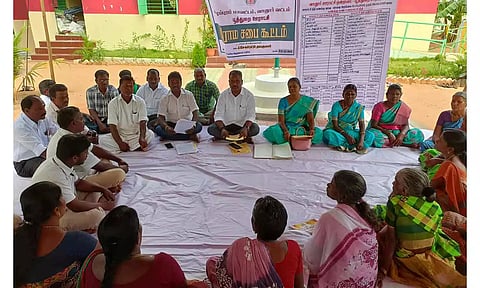 பூத்துறை ஊராட்சி மன்ற தலைவர் சேகர் என்ற உதயகுமார் தலைமையில் கிராம சபை கூட்டம் நடைபெற்ற காட்சி.