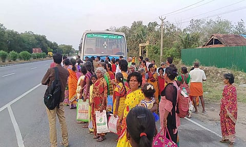 நடுரோட்டில் காத்திருந்த பயணிகள்.