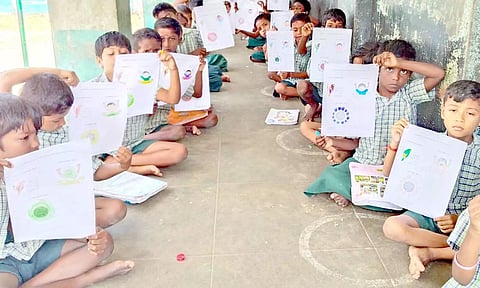 சிட்டுக்குருவி ஓவியங்கள் வரைந்த பள்ளி மாணவர்கள்.