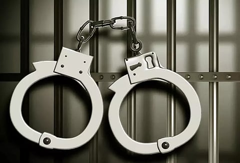 கோவை வாலிபரிடம் செல்போன் பறித்த 5 பேர் கைது