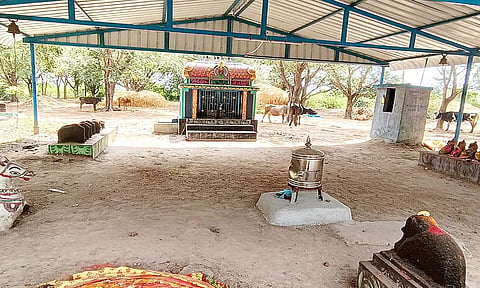 திருவெண்ணைநல்லூர் அருகே அரும்பட்டு கிராமத்தில் உள்ள புளியந்தோப்பில் நடுவில் அமைந்துள்ள அய்யனார் கோவிலின் உண்டியல் உடைக்கப்பட்டுள்ள காட்சி.