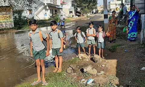 சாலையில் சாக்கடை கழிவுநீர் தேங்கி கிடப்பதை படத்தில் காணலாம்.