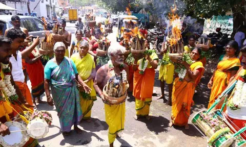 திருப்பூர் வாலிபாளையம் சடையப்பன் கோவிலில் பூவோடு, பால்குடம் எடுத்து பக்தர்கள் ஊர்வலமாக சென்றனர். அதனை படத்தில் காணலாம். 