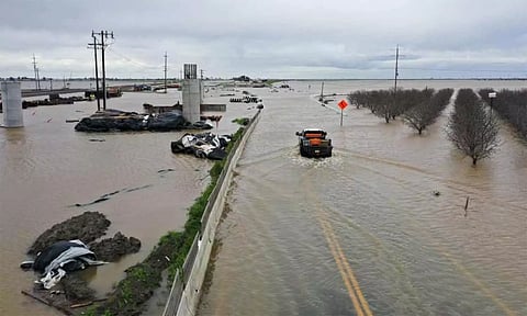 கலிபோர்னியாவை புரட்டிப்போட்ட சூறாவளி புயல்- இருளில் தவிக்கும் மக்கள்
