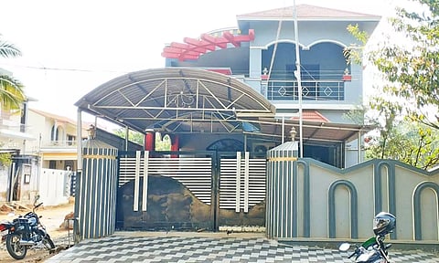 கொள்ளை நடந்த ஆசிரியை சகிலா வீட்டை படத்தில் காணலாம்.