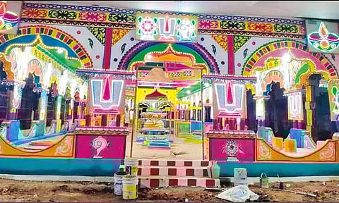 யாகசாலை மண்டபம் தயார் நிலையில் உள்ளதை படத்தில் காணலாம்.