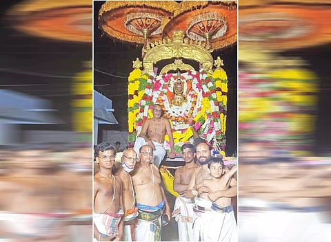 கருட சேவை நடந்த காட்சி.