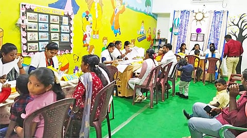  வி.எஸ்.ஆர். இன்டர்நேஷனல் பள்ளியில் மாணவர் சேர்க்கை நடந்த போது எடுத்தப்படம்.