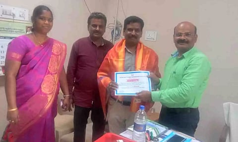 பயிற்சியாளருக்கு சால்வை அணிவித்து பாராட்டு சான்றிதழ் வழங்கிய காட்சி.
