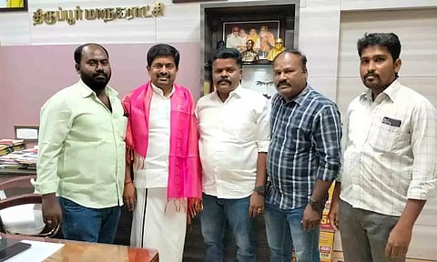மேயர் தினேஷ்குமாரை பாராட்டி அவருக்கு நன்றி தெரி விக்கப்பட்ட காட்சி.