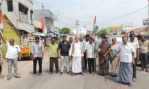 மறியல் போராட்டத்தில் பங்கேற்றவர்கள்.
