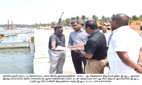 இரையுமன்துறை மீனவ கிராமத்தில் கலெக்டர் ஸ்ரீதர் ஆய்வு செய்த போது எடுத்த படம்.