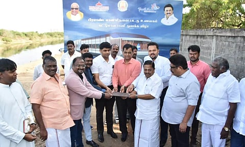 முட்டுக்காடு படகு குழாமில் சுற்றுலா பயணிகளை கவர கடலில் மிதக்கும் சொகுசு உணவக கப்பல்