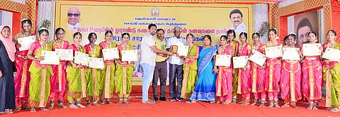 கலை நிகழ்ச்சியில் கலந்து கொண்ட மாணவிகளுக்கு சான்றிதழ் வழங்கிய காட்சி.