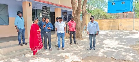தொடக்கப்பள்ளியில் நகராட்சி சேர்மன் உமா மகேஸ்வரி ஆய்வு செய்த போது எடுத்த படம்.
