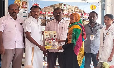 முகாமில் விழிப்புணர்வு துண்டு பிரசுரம் வழங்கப்பட்டது.