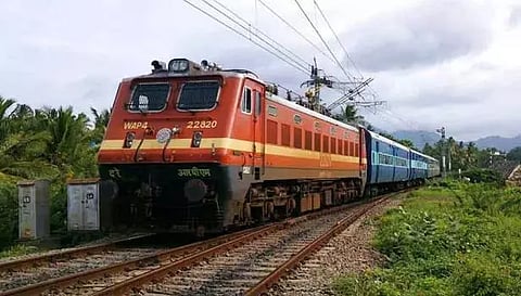 நாகர்கோவிலில் இருந்து நெல்லை வழியாக செல்லும் ரெயில்கள் தாமதம்- பயணிகள் அவதி