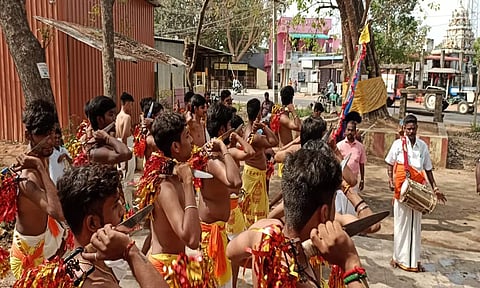 பண்ருட்டி கொம்பு செட்டி பாளையம் சவுடேஸ்வரி அம்மன் கோவிலில் கத்தி போடும் திருவிழா நடைபெற்ற காட்சி.